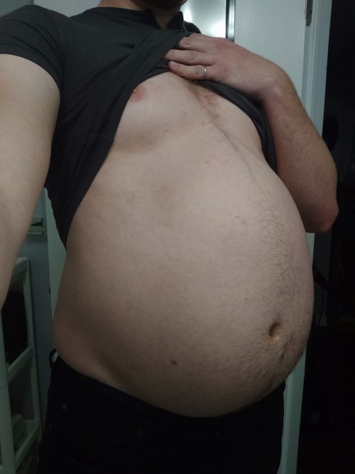 expandingvirgo:Halfway full in a tight shirt.. 10 pounds and well over a gallon in