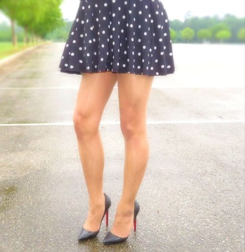 Rainy day photoshoot. - Dress: @laurenralphlauren  Hosiery: @ceciliaderafaelcdr @cecilia_de_rafael &