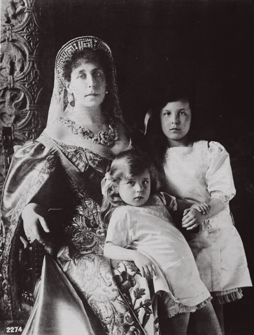 imperial-russia: Grand Duchess Victoria Fyodorovna with daughters Princesses Maria and Kyra Ducky an