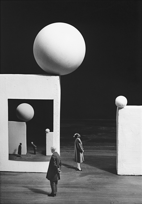 from1826: Le danger des images, 2009 © Gilbert Garcin / Courtesy Galerie Camera Obscura