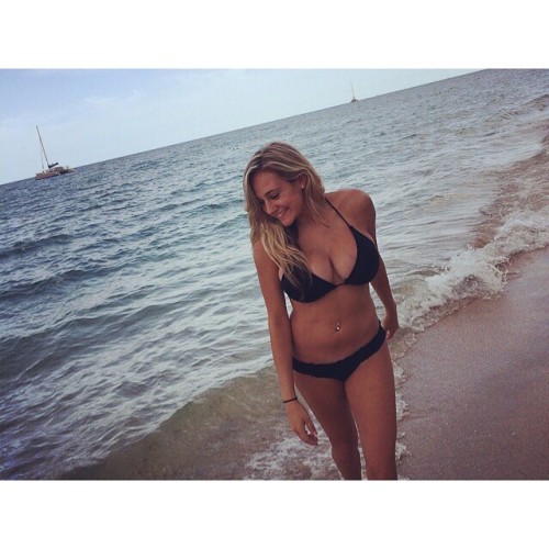 bigtitsandhotchicks:  Big Tits and Hot Chicks