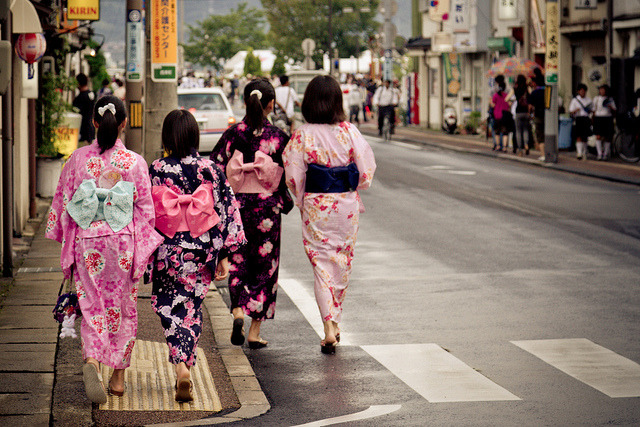 dreams-of-japan:  The Girls of Summer by Fesapo on Flickr.