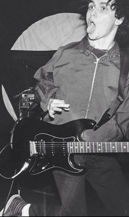 joshlerkillers:excellentbecca:Billie always pulls suchbeautiful faces when he plays@jshlr
