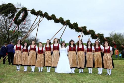 hyperb0rean: Maibräute unterm Maibaum (May Brides under the May Pole)