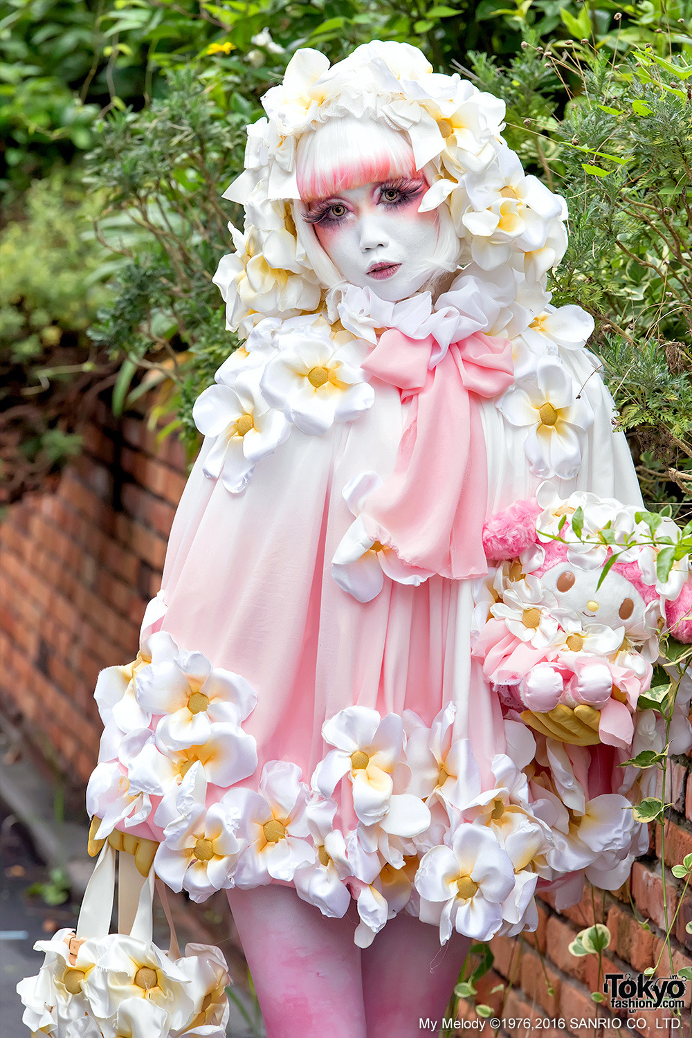 tokyo-fashion:  Japanese shironuri artist Minori. on the street in Harajuku wearing