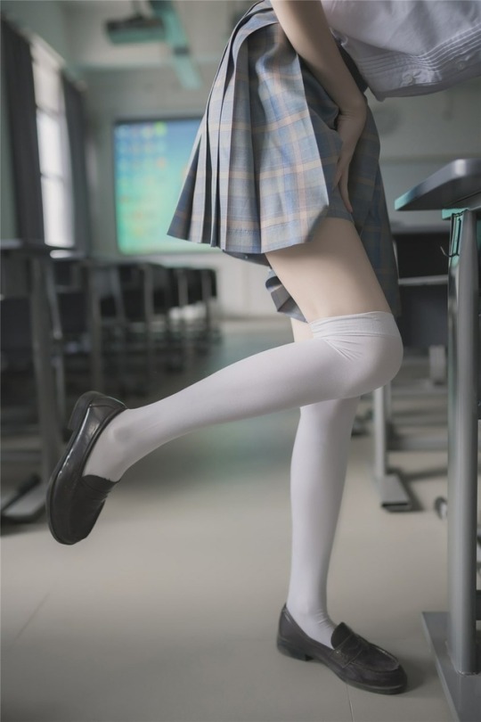 girls-kneesocks:  