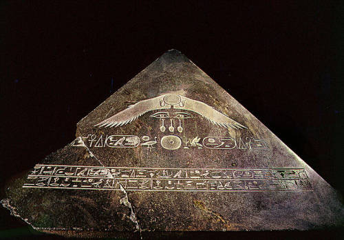 totenbuch:Pyramidion of Amenemhat III.