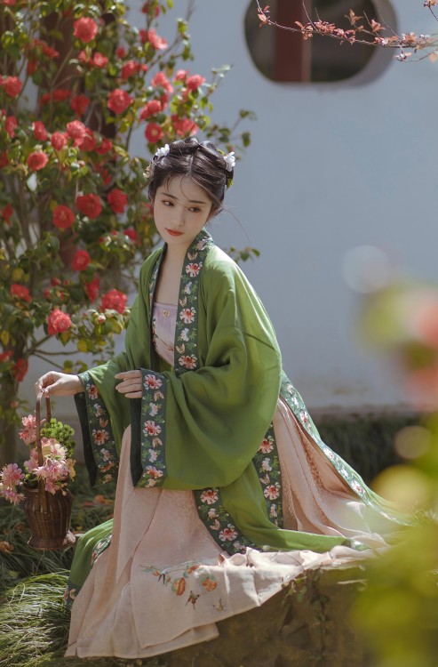 ziseviolet:“Spring Scenery/春色” Spring 2020 Hanfu collection by Liuxian Shuge/六仙书阁. I absolutely love