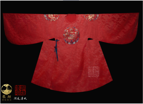 fouryearsofshades:明制團龍補圓領袍 by 洞庭漢風漢服Ming-style circular collar robe. Note the 外摆waibai (the “wings” 