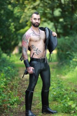 dunkthespunk:  I would go riding with him Follow me: http://dunkthespunk.tumblr.com/archive  Hell l would let him ride me