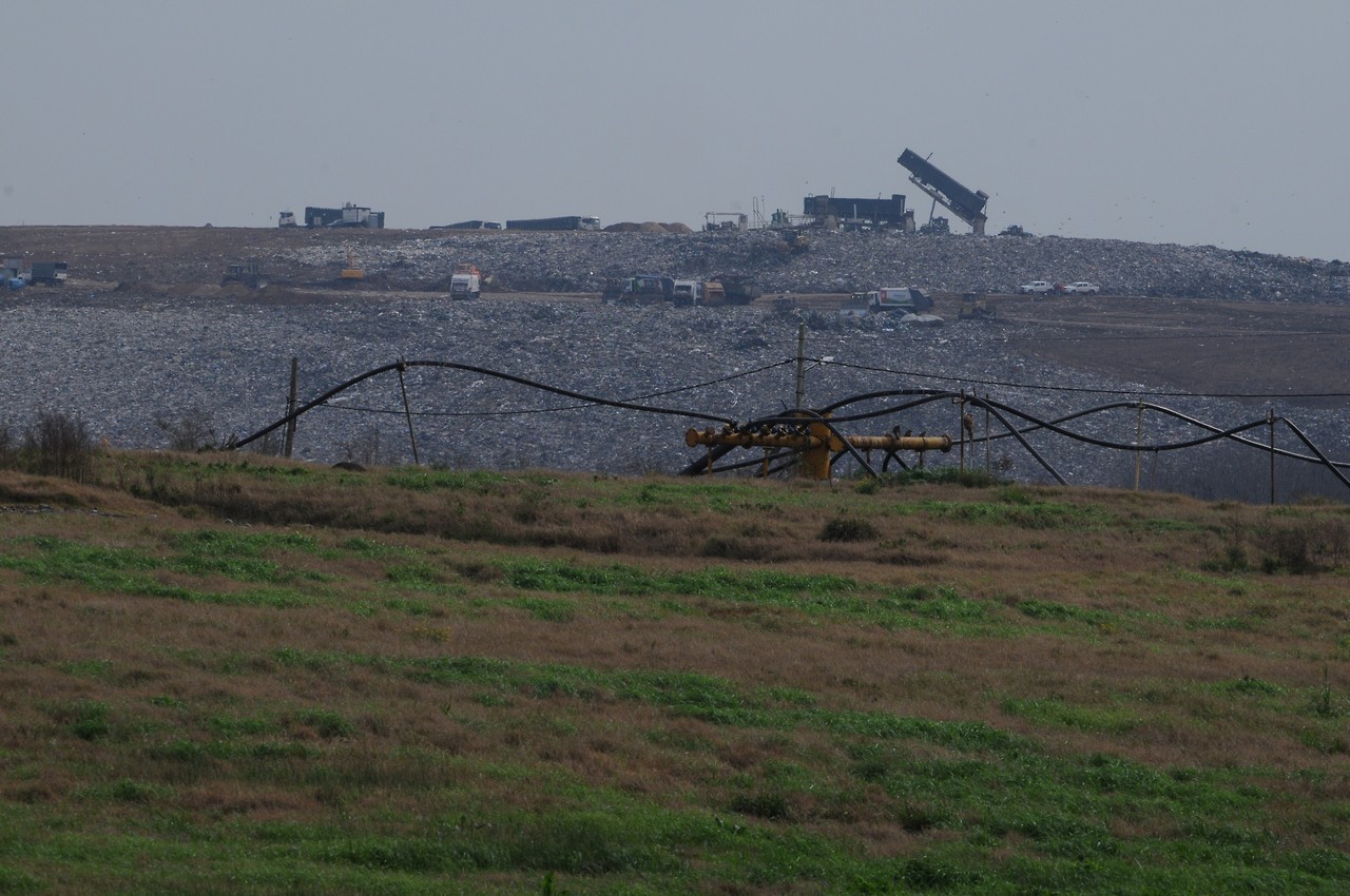 DE BASURA A ENERGÍA. En el Complejo Ambiental Norte III de la Ceamse, sobre el Camino del Buen Ayre, hay 500 hectáreas que alojan la basura de 32 municipios de la Provincia y la Ciudad. Debajo de la foto campestre descansan 61 millones de toneladas...