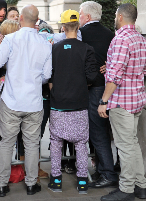 chickensandwich:  Justin Bieber poops diaper in public