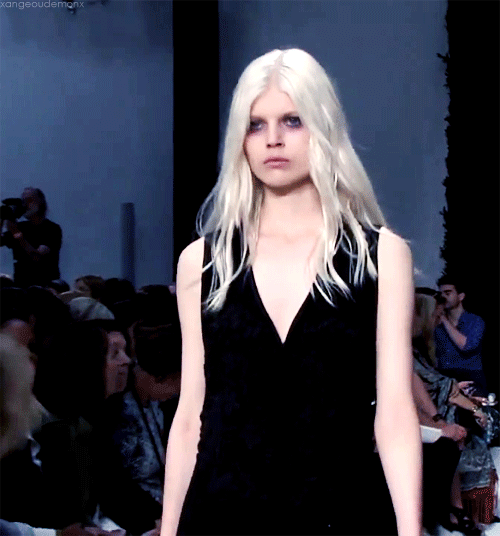 vlada-sasha-natasha:  xangeoudemonx:  Ola Rudnicka at Vera Wang Spring 2015.  My look!! 