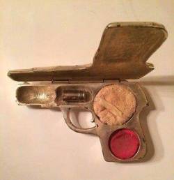 fuckyeahmodernflapper:  Make up powder case, 1917. Source: Facebook. 