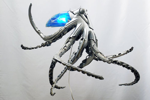 asylum-art:Old Hubcaps Recycled Into Stunning Animal Sculptures by Ptolemy ElringtonFor over twelve 