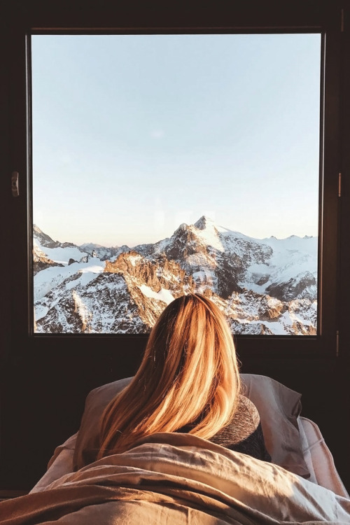 souhailbog:It’s not every day you wake up with a view of the Swiss Alps outside your windowBy Emitom