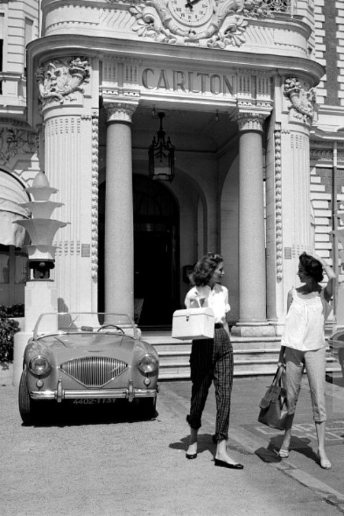 lavoilette:Suzy Parker and sister Dorian Leigh in front of the Carlton where they are staying while 