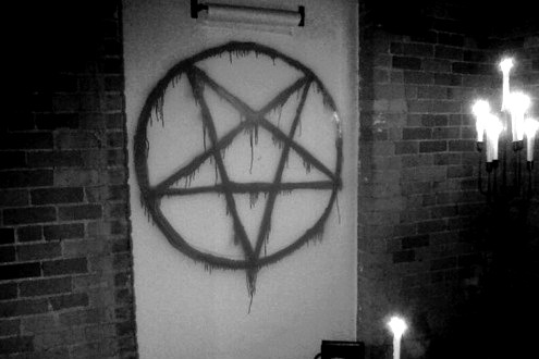breakofbitch:  J’ai besoin de toi on We Heart It - weheartit.com/entry/26296503/via/Cat