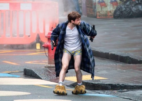 sombra-dy-once-told-me: ruinedchildhood:Daniel Radcliffe on a normal Tuesday morning walk This is a 