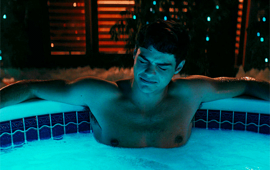 halle-berry:  I am way better looking than that guy.Noah Centineo as Peter Kavinsky