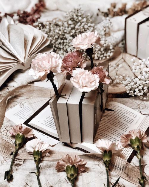 therealmyfriendsarefiction:I hope everyone is having a great day! What are you #currentlyreading ?.I