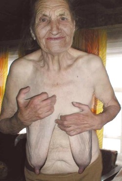 grannycuntlover:Grannies tits down to her waist…..lovely!