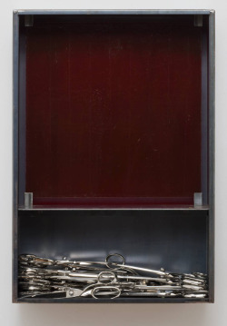 novaub313:  (Scissors), Metal, glass and scissors, Object: 650 x 449 x 138 mm, Jannis Kounellis, 2004. 