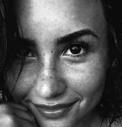 realovepoetry:  Demi Lovato + Freckles