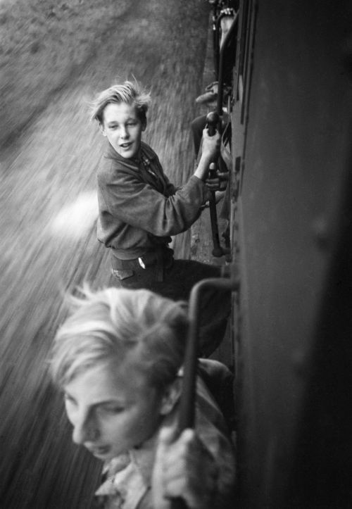 undr: Menno Huizinga. Faces of unbridled joy. Dutch Boys ride the freedom train After Liberation Fro