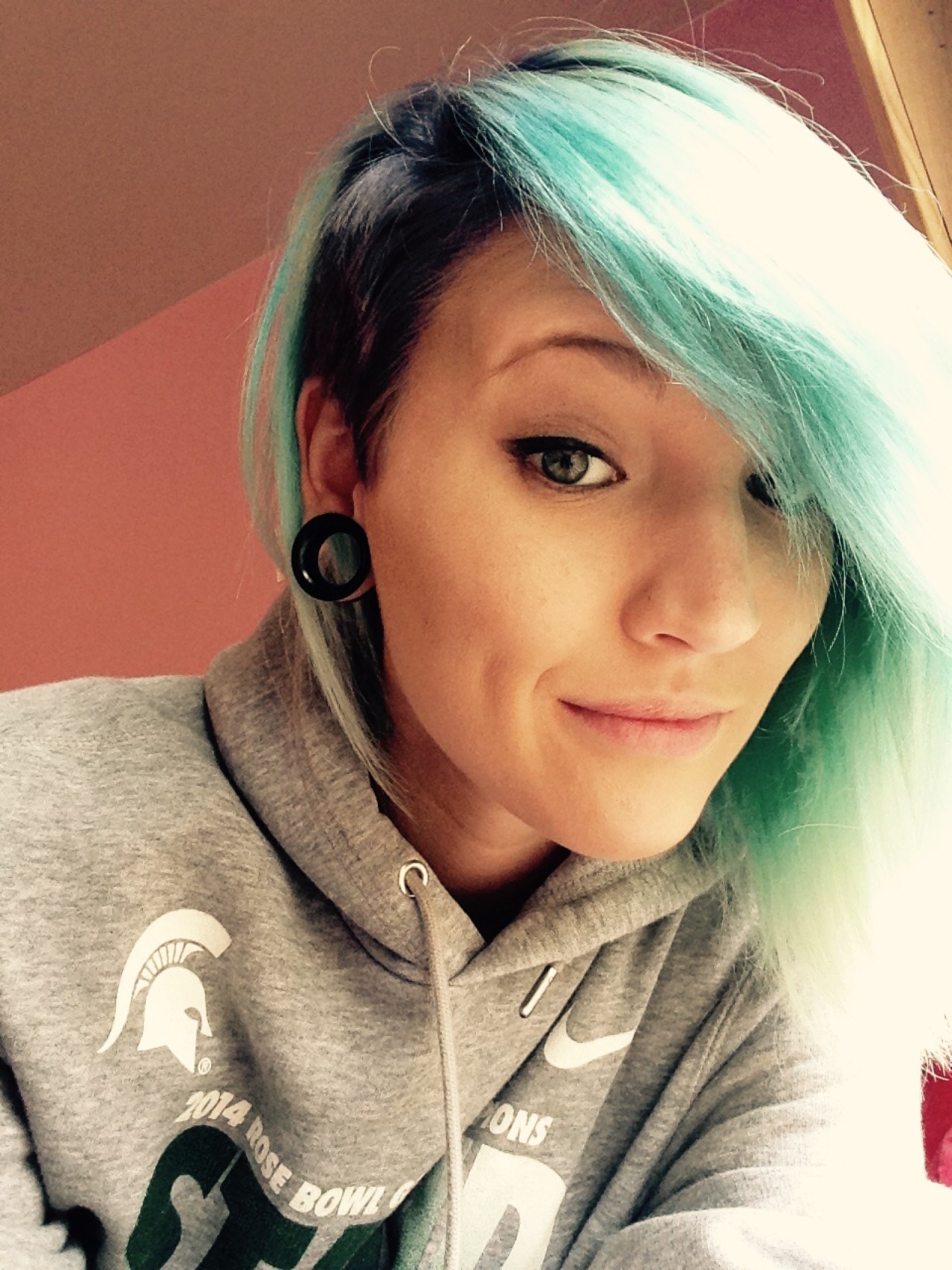 girlswholikegirls:  @jesacan 👽💩