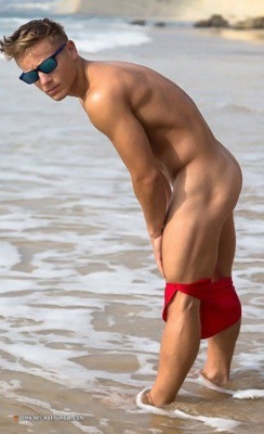 damn-hes-hot:  DAMN HE’S HOT! Follow for daily pics of hot men - https://damn-hes-hot.tumblr.com/