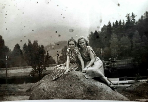 retrolesbians:  Two ladies from Germany // date unknown submittet by saphico