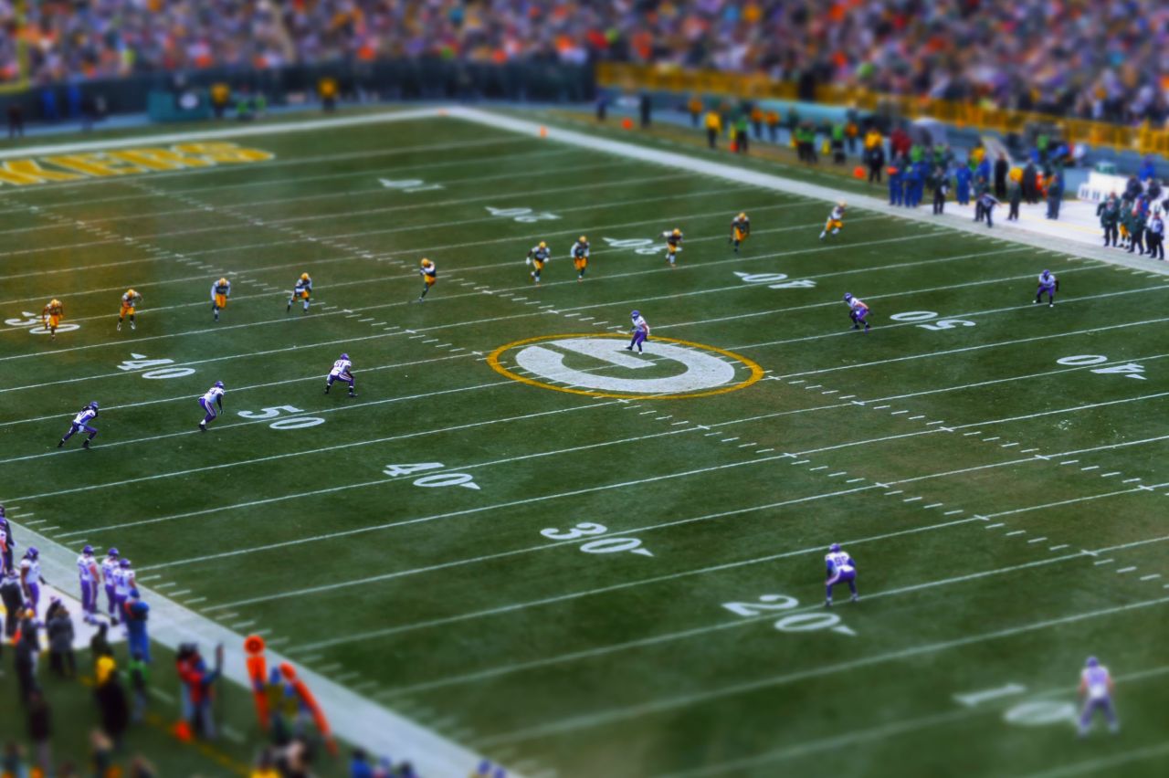 sixpenceee:  Tilt-shift photography makes normal photos look like tiny models. 