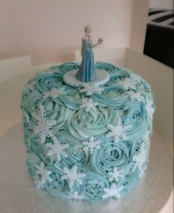 fuckyeahcakedecorating:  Amazing Elsa figurine