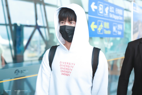  160924 YangYang at Zhengzhou  heading to Beijing  CR:HEARTSODA0909 