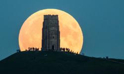 guardian:  Pictures from around the world: Super moon and lunar eclipse combine for ‘blood moon’ | See full gallerySky-watchers from the Americas to western Europe enjoyed a rare astronomical event over the weekend, in which the moon appears to redden