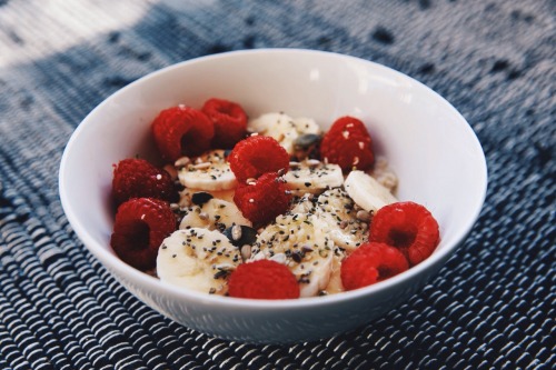 Oats in coconut milk with banana and deep red raspberries.. Topped with hennepseed and raw cacaonibs