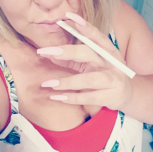 mrslongnails: Nails & 120s. #nails #smoking #vs120 #virginiaslims #longnails www.instag