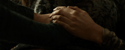 100hearteyes:100hearteyes:The three times they held handsBonus: the one time they held hands before 