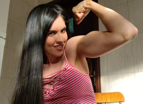  Flexing bicepshttps://onlyfans.com/muscular_goddess16 