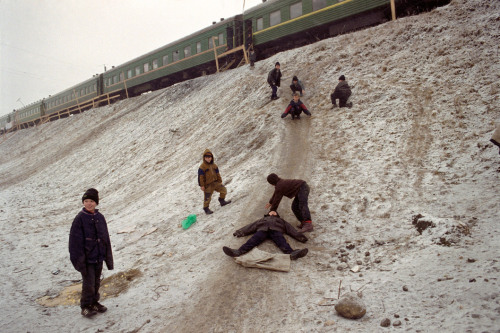 20aliens:  Ingushetia, 11-12-1999. Chechen refugees living in neighbouring Ingushetia. (Tain carriers, tent camps, cattle farms). By Thomas Dworzak. 