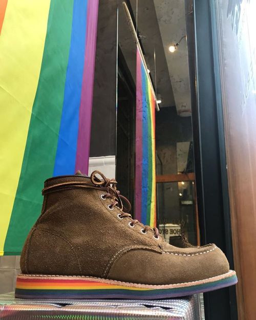 This Saturday its Canal Pride again in Amsterdam. We got the custom made 8881 Moc Toe in Olive Mohav