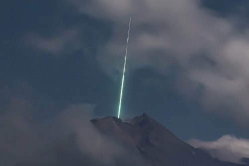 worldcircus: Photographer Gunarto Song captured a remarkable photo of a meteor falling “into” a volc