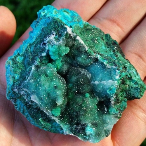 mineraliety:I love how galactic/extraterrestrial drusy Quartz over Chrysocolla and Malachite looks. 