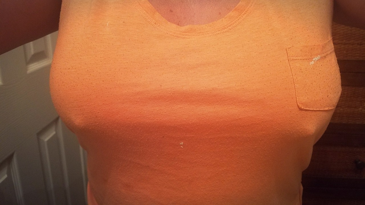 goodgrlgonebad:  Can ya tell yet that I’m a little obsessed with the “under boob”