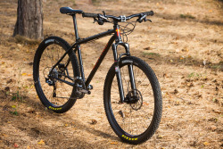 ridemetal:  A Royal H mountain bike?! Say what?!?! Your eyes do not deceive, it is real, and it is totally badass. Fully fillet brazed, 44mm headtube, 650B (so hot right now)…this thing is ready to shred! Oh, a quick HEADS UP! If you’re planning on