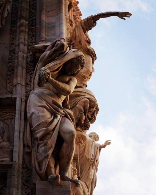 fabforgottennobility:MANNEQUIN CHALLENGE #duomo #duomodimilano #ig_italy #ig_italia #mannequinchalle