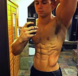 muscleworshipper08:  Young muscle stud with sexxxy armpits!!!