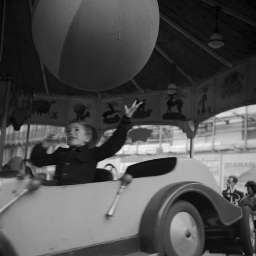 Carousel, Paris, May 20, 1950, Benjamen Chinn. (1921 - 2009) (Source:SFO Museum)