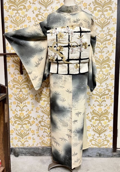 Refined sakura-themed kimono outfit, featurint an ink-wash based kimono with sakura, botan (peony), 